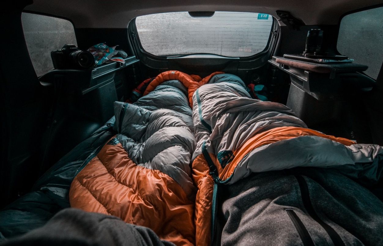 In diesem Blogpost hat sich das Schupfart Festival umfassend mit dem Schlafen im Auto auseinandergesetzt und verrät Dir alles, was Du zur Thematik wissen musst!