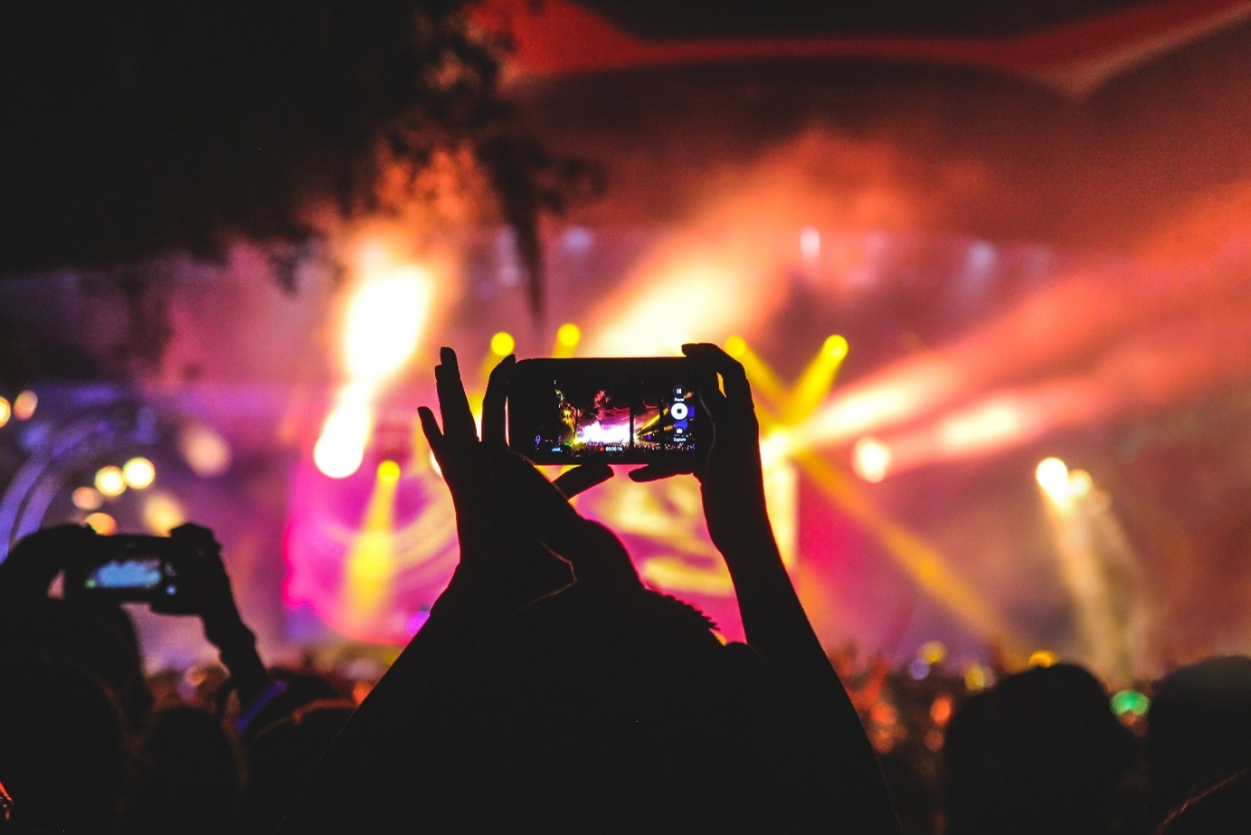 Warum ist das Filmen und Fotografieren auf Konzerten meistens verboten? Das Schupfart Festival verrät, was du als Besucher bei diesem Thema beachten solltest.