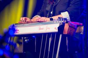 Sarah Jory, auf der Bühne, Sarah Jory Konzert, Schupfart Festival 2019, Konzert, Folk, Pedal Steel Guitarist, schupfart festival, veranstaltungen heute, partys, festival, events, konzert zürich, dreiländereck, schupfart, konzerte bern, konzert freiburg, veranstaltugen aargau, rheinfelden veranstaltung, konzerte aarau, olten events, solothurn konzert, schupfart festival 2022, konzerte schweiz, livemusik, schlagerparty, schlagerfestivals, kleine festivals schweiz, veranstaltungen in der nähe, sommerfest, country, rock, pop, schlager, konzerte september, festival basel