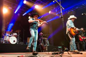 Truck Stop, auf der Bühne, Truck Stop Konzert, Truck Stop Band, Schupfart Festival 2019, Konzert, Country, schupfart festival, veranstaltungen heute, partys, festival, events, konzert zürich, dreiländereck, schupfart, konzerte bern, konzert freiburg, veranstaltugen aargau, rheinfelden veranstaltung, konzerte aarau, olten events, solothurn konzert, schupfart festival 2022, konzerte schweiz, livemusik, schlagerparty, schlagerfestivals, kleine festivals schweiz, veranstaltungen in der nähe, sommerfest, country, rock, pop, schlager, konzerte september, festival basel