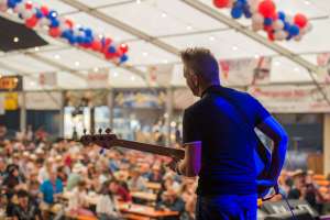 Heinz Flueckiger, Heinz Flückiger, auf der Bühne, Heinz Flueckiger Konzert, Schupfart Festival 2019, Konzert, Traditional Country, New American Music, Blues, schupfart festival, veranstaltungen heute, partys, festival, events, konzert zürich, dreiländereck, schupfart, konzerte bern, konzert freiburg, veranstaltugen aargau, rheinfelden veranstaltung, konzerte aarau, olten events, solothurn konzert, schupfart festival 2022, konzerte schweiz, livemusik, schlagerparty, schlagerfestivals, kleine festivals schweiz, veranstaltungen in der nähe, sommerfest, country, rock, pop, schlager, konzerte september, festival basel