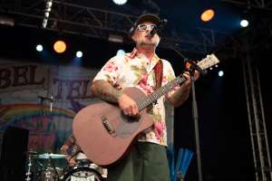 Rebel Tell, auf der Bühne, Rebel Tell Konzert, Rock n Roll, Volksmusik, Band, Schupfart Festival 2019, Konzert, Volksmusik, schupfart festival, veranstaltungen heute, partys, festival, events, konzert zürich, dreiländereck, schupfart, konzerte bern, konzert freiburg, veranstaltugen aargau, rheinfelden veranstaltung, konzerte aarau, olten events, solothurn konzert, schupfart festival 2022, konzerte schweiz, livemusik, schlagerparty, schlagerfestivals, kleine festivals schweiz, veranstaltungen in der nähe, sommerfest, country, rock, pop, schlager, konzerte september, festival basel