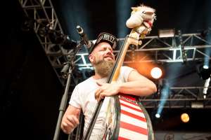Rebel Tell, auf der Bühne, Rebel Tell Konzert, Rock n Roll, Volksmusik, Band, Schupfart Festival 2019, Konzert, Volksmusik, schupfart festival, veranstaltungen heute, partys, festival, events, konzert zürich, dreiländereck, schupfart, konzerte bern, konzert freiburg, veranstaltugen aargau, rheinfelden veranstaltung, konzerte aarau, olten events, solothurn konzert, schupfart festival 2022, konzerte schweiz, livemusik, schlagerparty, schlagerfestivals, kleine festivals schweiz, veranstaltungen in der nähe, sommerfest, country, rock, pop, schlager, konzerte september, festival basel
