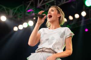 Anna-Maria Zimmermann, auf der Bühne, Anna-Maria Zimmermann Konzert, Schlagersängerin, Schupfart Festival 2019, Konzert, Volksmusik, schupfart festival, veranstaltungen heute, partys, festival, events, konzert zürich, dreiländereck, schupfart, konzerte bern, konzert freiburg, veranstaltugen aargau, rheinfelden veranstaltung, konzerte aarau, olten events, solothurn konzert, schupfart festival 2022, konzerte schweiz, livemusik, schlagerparty, schlagerfestivals, kleine festivals schweiz, veranstaltungen in der nähe, sommerfest, country, rock, pop, schlager, konzerte september, festival basel