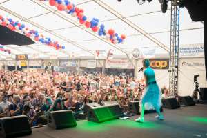 Anna-Maria Zimmermann, auf der Bühne, Anna-Maria Zimmermann Konzert, Schlagersängerin, Schupfart Festival 2019, Konzert, Volksmusik, schupfart festival, veranstaltungen heute, partys, festival, events, konzert zürich, dreiländereck, schupfart, konzerte bern, konzert freiburg, veranstaltugen aargau, rheinfelden veranstaltung, konzerte aarau, olten events, solothurn konzert, schupfart festival 2022, konzerte schweiz, livemusik, schlagerparty, schlagerfestivals, kleine festivals schweiz, veranstaltungen in der nähe, sommerfest, country, rock, pop, schlager, konzerte september, festival basel