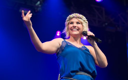 Beatrice Egli, auf der Bühne, Beatrice Egli Konzert, schweizer Schlagersängerin, Schupfart Festival 2019, Konzert, Volksmusik, schupfart festival, veranstaltungen heute, partys, festival, events, konzert zürich, dreiländereck, schupfart, konzerte bern, konzert freiburg, veranstaltugen aargau, rheinfelden veranstaltung, konzerte aarau, olten events, solothurn konzert, schupfart festival 2022, konzerte schweiz, livemusik, schlagerparty, schlagerfestivals, kleine festivals schweiz, veranstaltungen in der nähe, sommerfest, country, rock, pop, schlager, konzerte september, festival basel