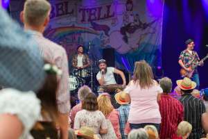 Rebel Tell, auf der Bühne, Rebel Tell Konzert, Rock n Roll, Volksmusik, Band, Schupfart Festival 2019, Konzert, Volksmusik, schupfart festival, veranstaltungen heute, partys, festival, events, konzert zürich, dreiländereck, schupfart, konzerte bern, konzert freiburg, veranstaltugen aargau, rheinfelden veranstaltung, konzerte aarau, olten events, solothurn konzert, schupfart festival 2022, konzerte schweiz, livemusik, schlagerparty, schlagerfestivals, kleine festivals schweiz, veranstaltungen in der nähe, sommerfest, country, rock, pop, schlager, konzerte september, festival basel