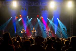 Fiddler’s Green , auf der Bühne, Fiddler’s Green Konzert, Fiddlers Green Concert, Band, Schupfart Festival 2019, Konzert, Folk-Rock, Logo suxesiv, Suxesiv AG, suxesiv rheinfelnden, rheinfelden, suxesiv, sponsor, schupfart festival, veranstaltungen heute, partys, festival, events, konzert zürich, dreiländereck, schupfart, konzerte bern, konzert freiburg, veranstaltugen aargau, rheinfelden veranstaltung, konzerte aarau, olten events, solothurn konzert, schupfart festival 2022, konzerte schweiz, livemusik, schlagerparty, schlagerfestivals, kleine festivals schweiz, veranstaltungen in der nähe, sommerfest, country, rock, pop, schlager, konzerte september, festival basel