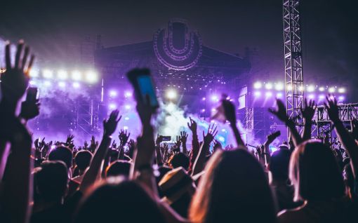 Du möchtest einen Blick hinter die Kulissen eines Konzerts werfen? Das Schupfartfestival nimmt Dich auf einen Rundgang durchs Gelände mit. Jetzt mehr erfahren! Du möchtest einen Blick hinter die Kulissen eines Konzerts werfen? Das Schupfartfestival nimmt Dich auf einen Rundgang durchs Gelände mit. Jetzt mehr erfahren!