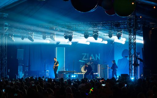 Du möchtest mehr über Licht, Sound & Bühnendeko an Festivals wissen? Das Schupfart Festival verrät Dir alles rund um die Thematik in diesem Blogpost. Du möchtest mehr über Licht, Sound & Bühnendeko an Festivals wissen? Das Schupfart Festival verrät Dir alles rund um die Thematik in diesem Blogpost.