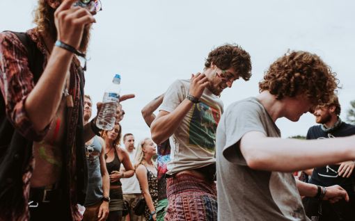 Du möchtest mehr über das Knüpfen von Freundschaften an Festivals wissen? Das Schupfart Festival verrät Dir alles rund um die Thematik in diesem Blogpost! Du möchtest mehr über das Knüpfen von Freundschaften an Festivals wissen? Das Schupfart Festival verrät Dir alles rund um die Thematik in diesem Blogpost!