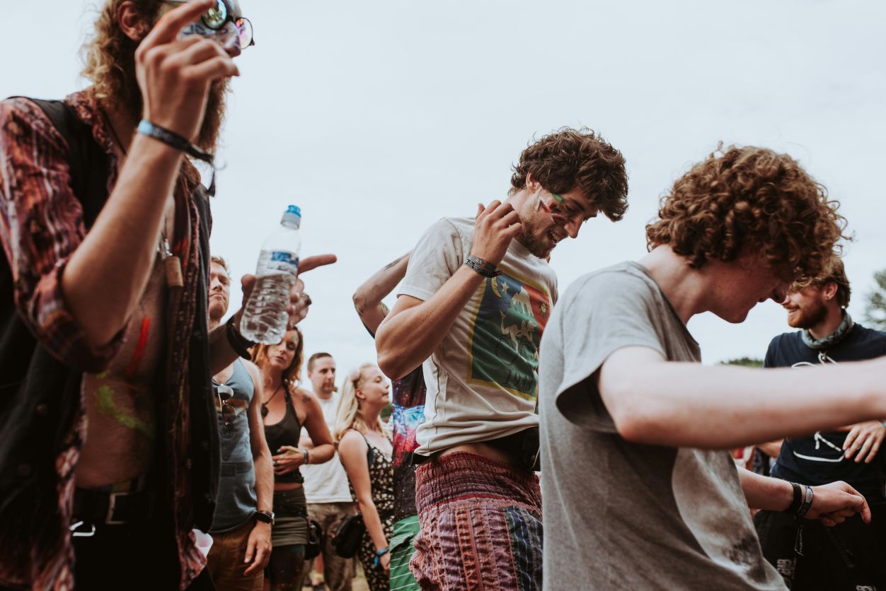 Du möchtest mehr über das Knüpfen von Freundschaften an Festivals wissen? Das Schupfart Festival verrät Dir alles rund um die Thematik in diesem Blogpost!