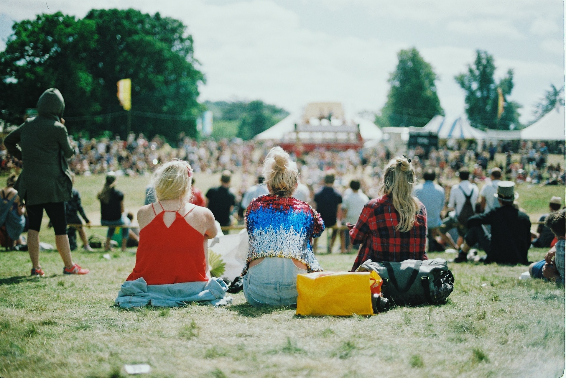 Welche Outfits sind passende für ein Konzert oder Festival? Entdecke in diesem Blogpost des Schupfart-Festivals verschiedene Festival-Looks und Konzert-Outfits.