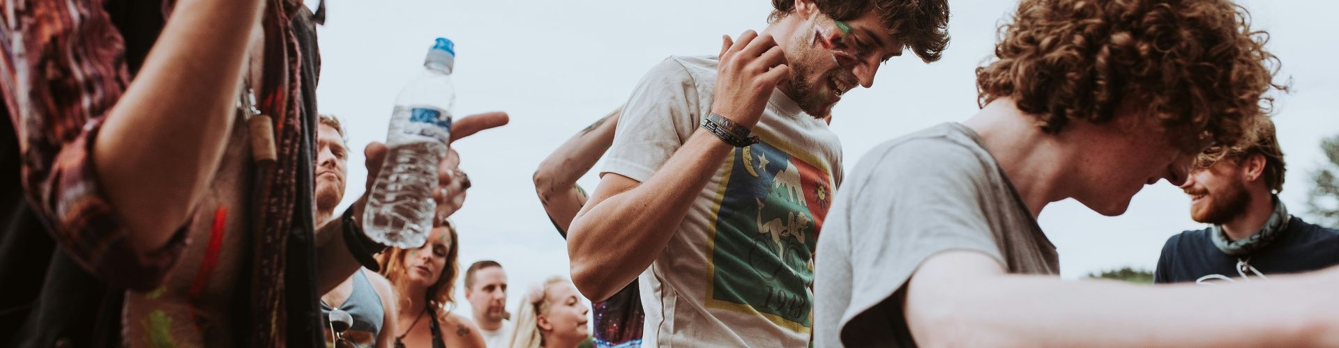 Du möchtest mehr über das Knüpfen von Freundschaften an Festivals wissen? Das Schupfart Festival verrät Dir alles rund um die Thematik in diesem Blogpost!